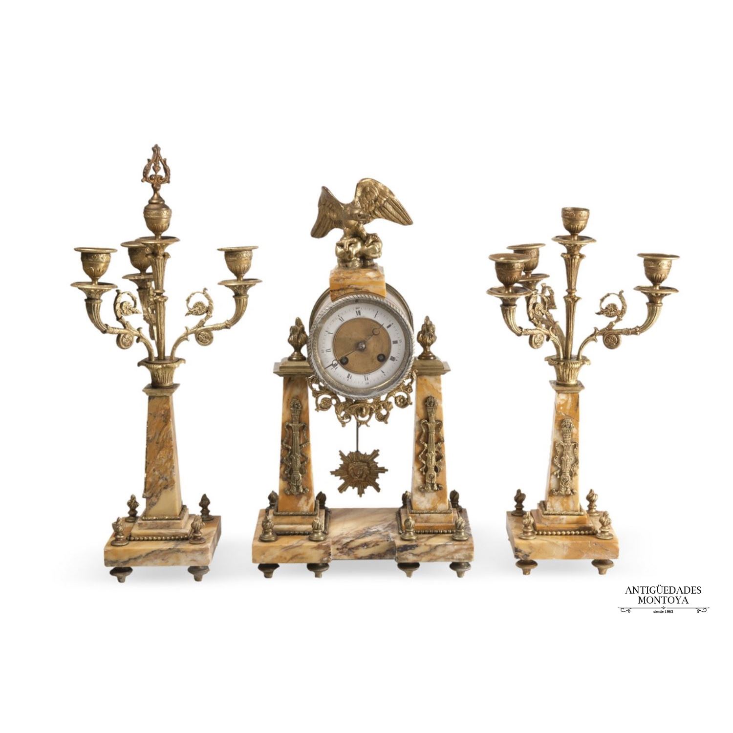 Reloj de sobremesa con guarnición, estilo Luis XVI, Francia, S.  XIX.