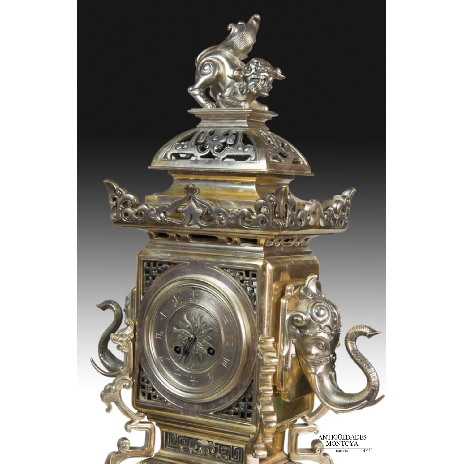 Reloj de sobremesa con guarnición, Francia, S. XIX.