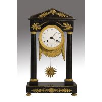 Reloj de sobremesa de pórtico, Francia, S. XVIII. · Ref.: AM0002689